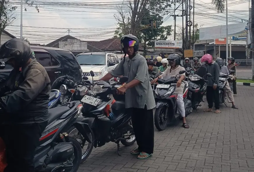 Gejolak Timur Tengah Picu Panic Buying, Antrean BBM Mengular di Bondowoso