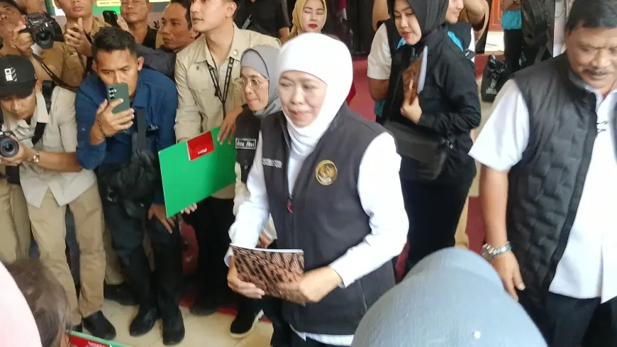 Bungkam Soal Nasib Jemaah Umrah yang Tertahan, Khofifah Pilih Fokus Seremonial Bansos di Nganjuk