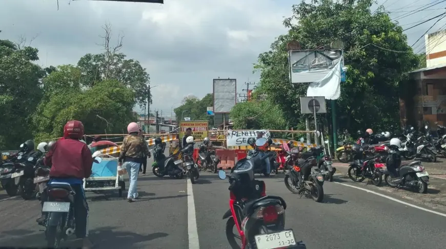 Menjaga Asa Sopir Angkot di Balik Penutupan Jembatan Sentong Bondowoso