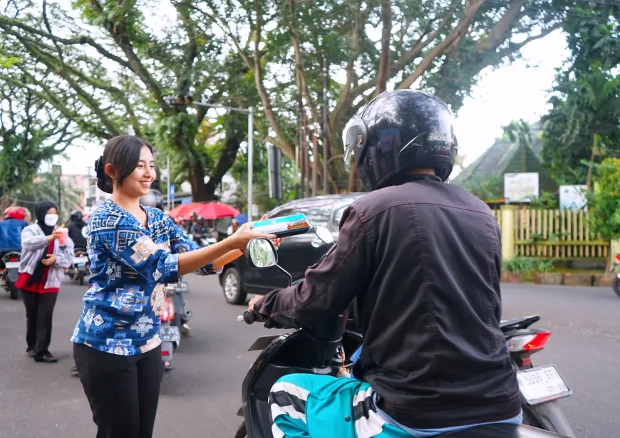 Sebar Kebaikan Ramadan, Atria Hotel Malang dan Radio Kosmonita Malang Turun Langsung Bagikan 1.000 Takjil