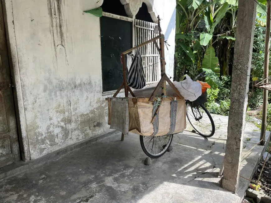Viral Penjual Kerupuk Lansia Ditipu Uang Palsu, Pemdes Bangle Beri Kepedulian