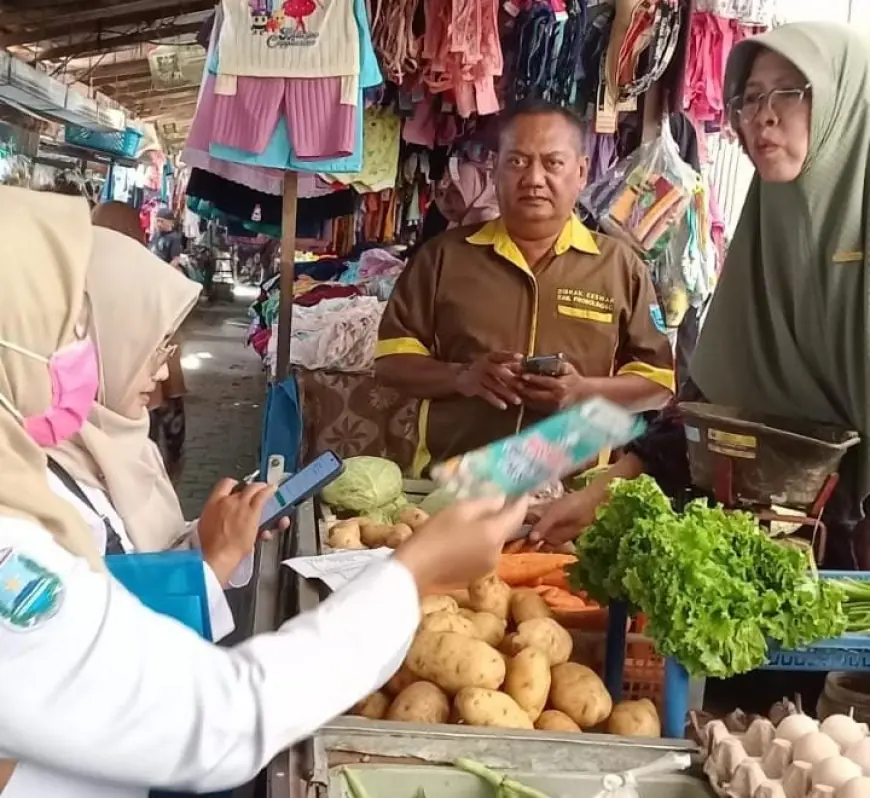 Pastikan Aman Dikonsumsi, Diperta Probolinggo Cek Higiene Daging dan Telur di Pasar Probolinggo