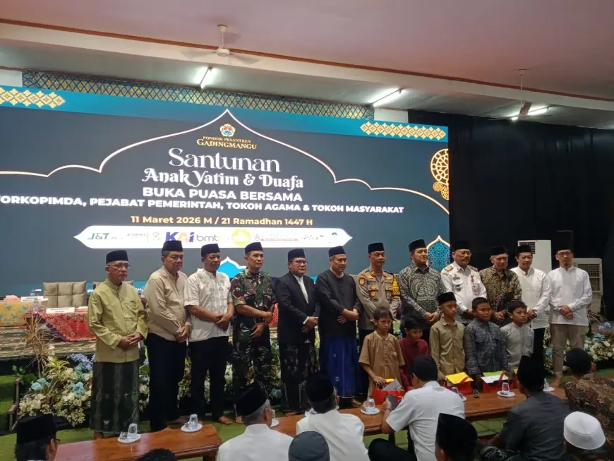 Kebahagiaan di Aula Ponpes Gadingmangu Perak Jombang, Ratusan Yatim dan Dhuafa Berbuka Puasa serta Terima Santunan