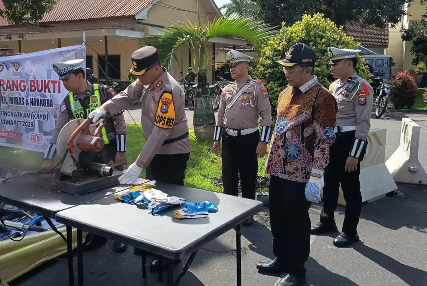 Polres Bondowoso Musnahkan 1.500 Botol Miras dan 50 Knalpot Brong Jelang Operasi Ketupat 2026