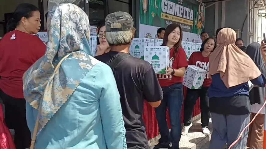Ketika Gereja Berbagi Bingkisan Lebaran, Kisah Hangat Ribuan Warga Tulungagung Menanti Bingkisan