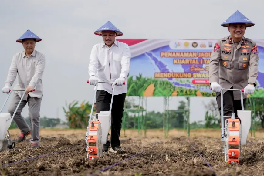 Bupati Pasuruan Tanam Jagung Bersama Kapolda
