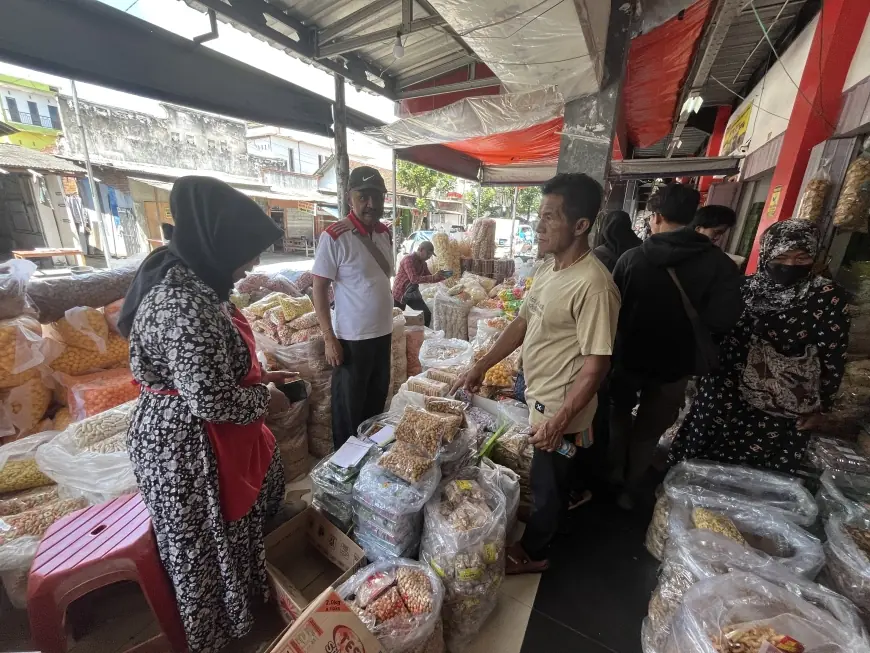H-7 Lebaran 2026, Penjualan Jajanan dan Bumbu Dapur di Pasar Legi Blitar Masih Lesu