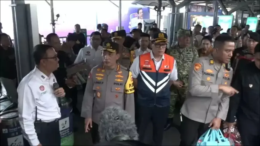 Tinjau Stasiun Gubeng, Kapolri Tekankan Sinergi Layanan Kesehatan dan Keamanan Digital demi Kelancaran Mudik