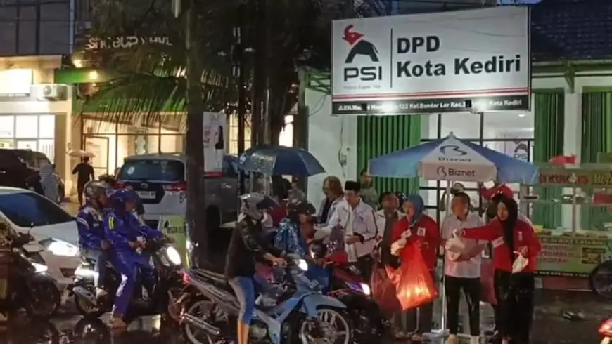 PSI Kota Kediri Kenalkan Kantor Baru Lewat Aksi Berbagi Takjil