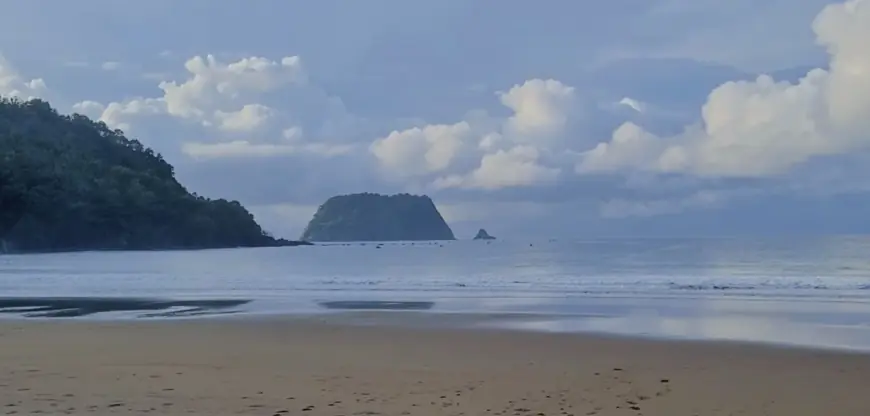 Pantai Kebo Trenggalek, Destinasi Weekend dengan Panorama yang Masih Alami