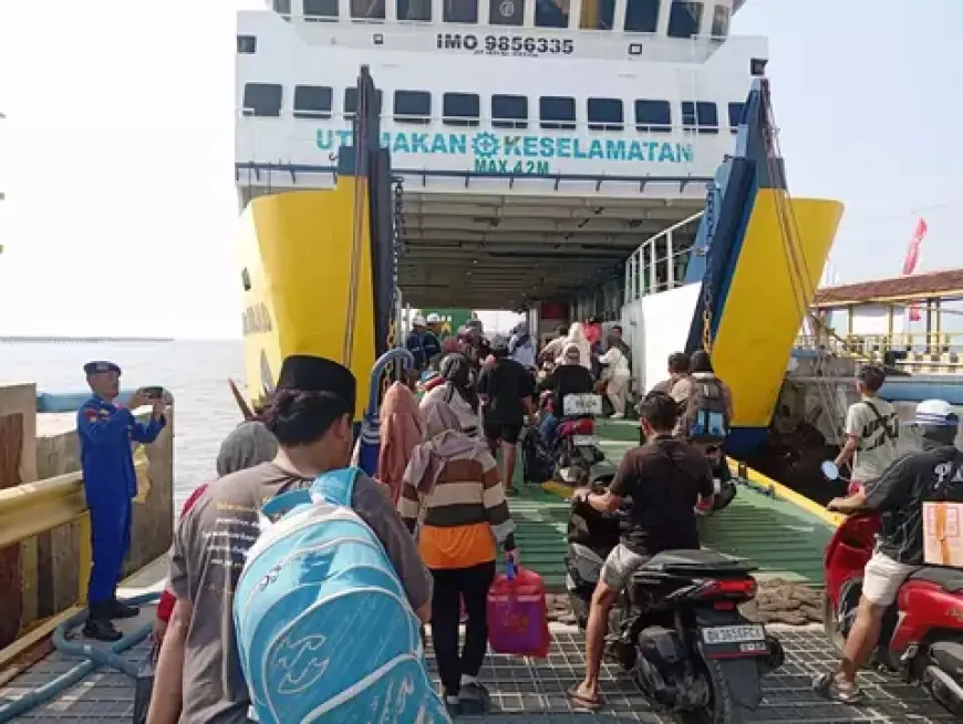 Puncak Arus Mudik Lebaran 2026, Ribuan Pemudik Padati Pelabuhan Jangkar Situbondo