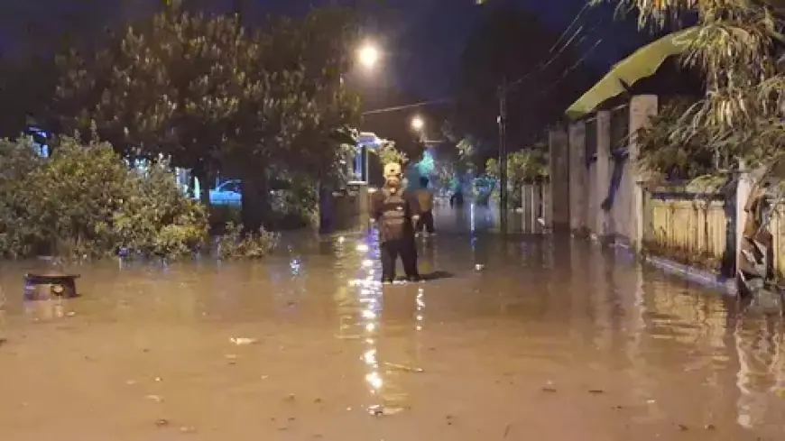 Banjir Melanda Mojokerto: 125 Rumah Terendam, Evakuasi Warga Lansia Dilakukan