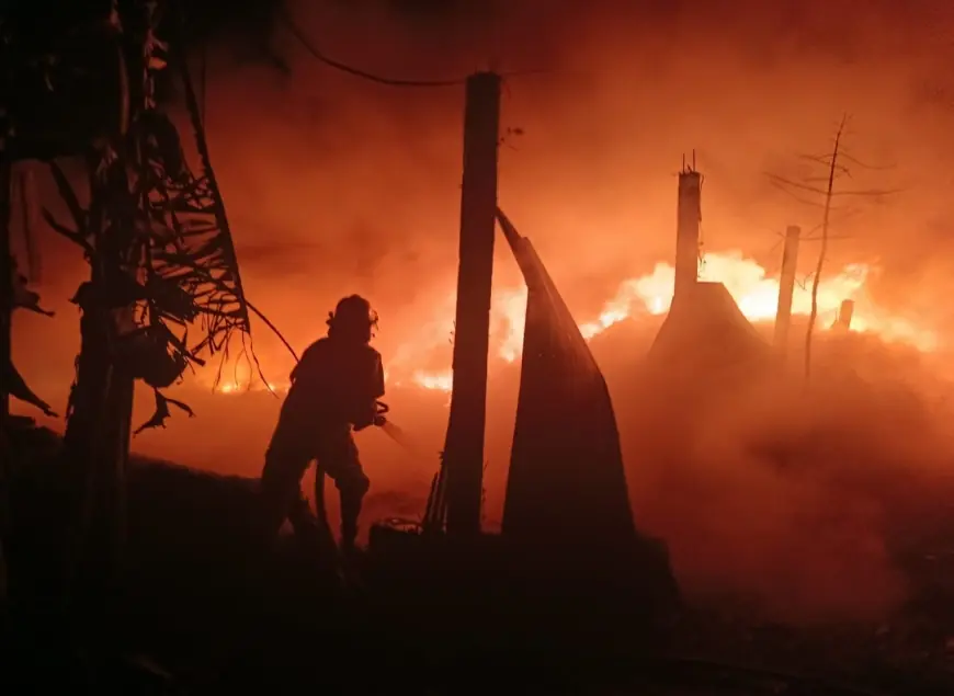 Bakaran Sampah Picu Kebakaran Gudang Rongsokan di Mojoagung Jombang