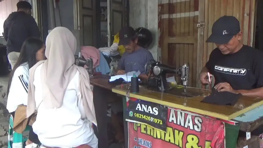 Berkah Lebaran bagi Penjahit Permak Kaki Lima di Tulungagung, Pesanan Naik hingga 50 Persen