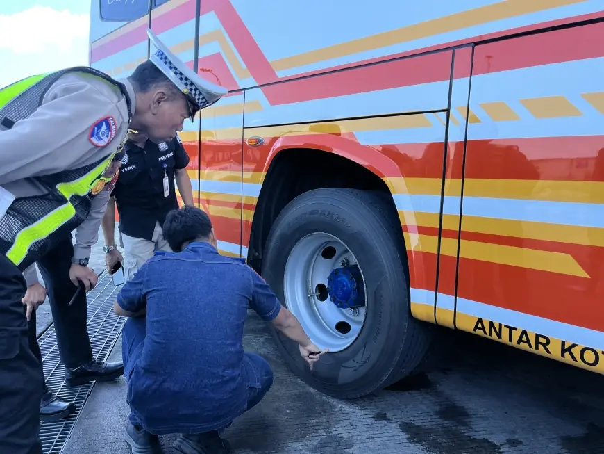 Pastikan Mudik Aman, Petugas Ramp Chek dan Tes Urine Awak Bus di Terminal Patria Blitar