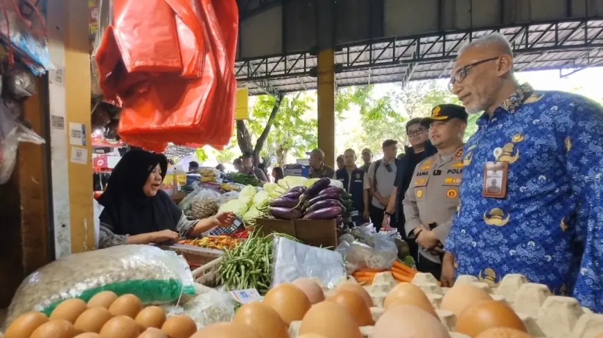 Jelang Lebaran, Polisi Sidak Pasar di Gresik Pastikan Harga Pangan Stabil