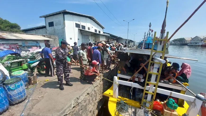 Masyarakat Gili Ketapang Probolinggo Gelar Tradisi Petolekoran Menjelang Idulfitri