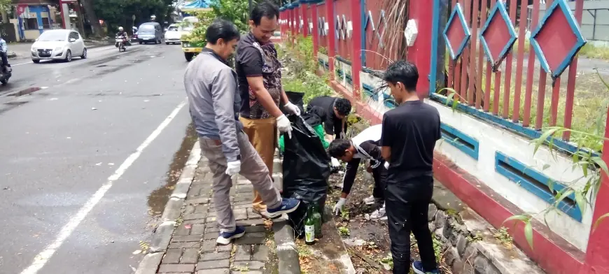 Aksi Pulih, IPM, dan Embong Apik Bersatu Bersihkan Kanjuruhan Malang