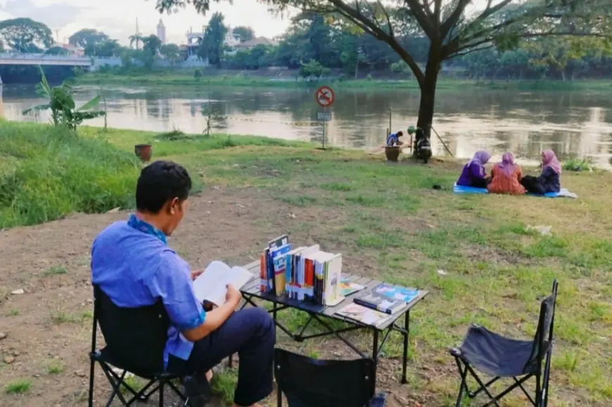 'Ngabuburead', Habiskan Waktu Sebelum Berbuka Dengan Membaca Ditemani Kesejukan Taman Kota