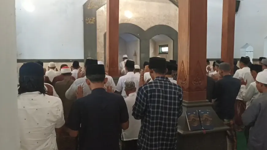 Ratusan Jemaah Pondok Pesantren Al Khoiriyah Tulungagung Laksanakan Salat Idulfitri Lebih Awal