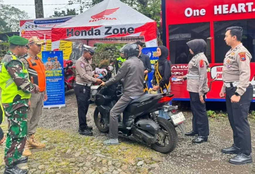 Polisi di Mojokerto Kini Jadi Pemandu Wisata hingga Mekanik Dadakan