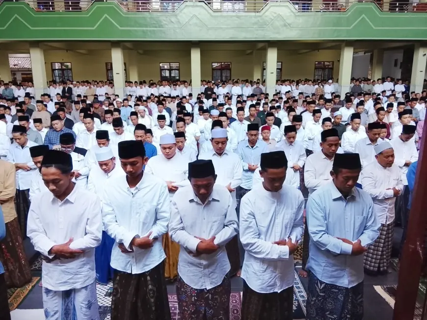 Nuansa Putih Warnai Kekhusyukan Salat Id Ponpes Al Falah Ploso Kediri
