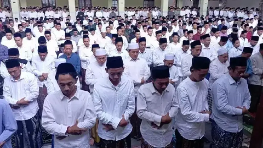 Pesantren Al Falah Ploso Kediri Rayakan Idulfitri dengan Tradisi Sungkeman