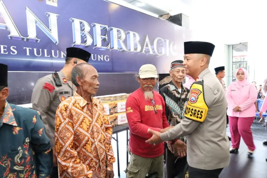Polres Tulungagung Salurkan Bingkisan Lebaran untuk Penggali Kubur dan Bilal