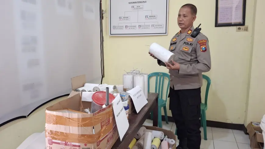 Polsek Sumbergempol Amankan 5,7 Kilogram Bahan Peledak dan Puluhan Petasan Usai Salat Id