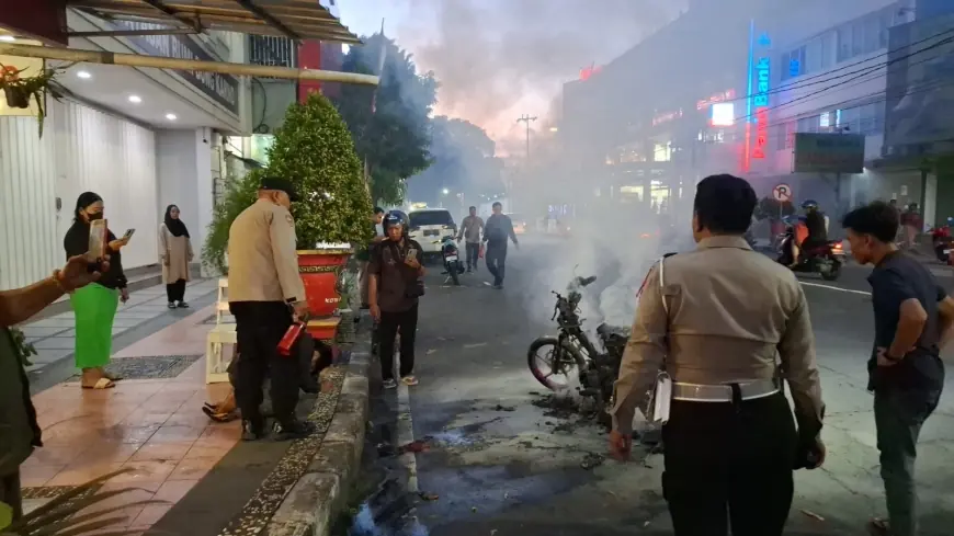 Usai Ngopi, Motor Seorang Pemuda di Blitar Hangus Terbakar