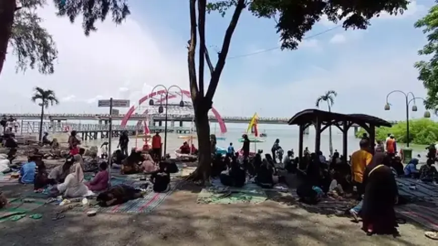 Wisatawan Padati Pantai Kenjeran Surabaya pada Hari Kedua Lebaran
