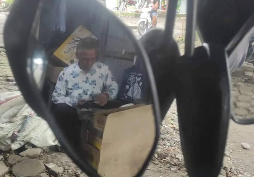 Jasa Servis Spion di Pasar Tunggorono Jombang Bertahan di Tengah Gempuran Suku Cadang Baru