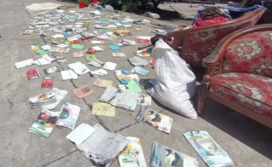 Sisa Banjir Luapan Sungai Sadar Mojokerto, Asa Warga di Balik Jemuran Buku Sekolah