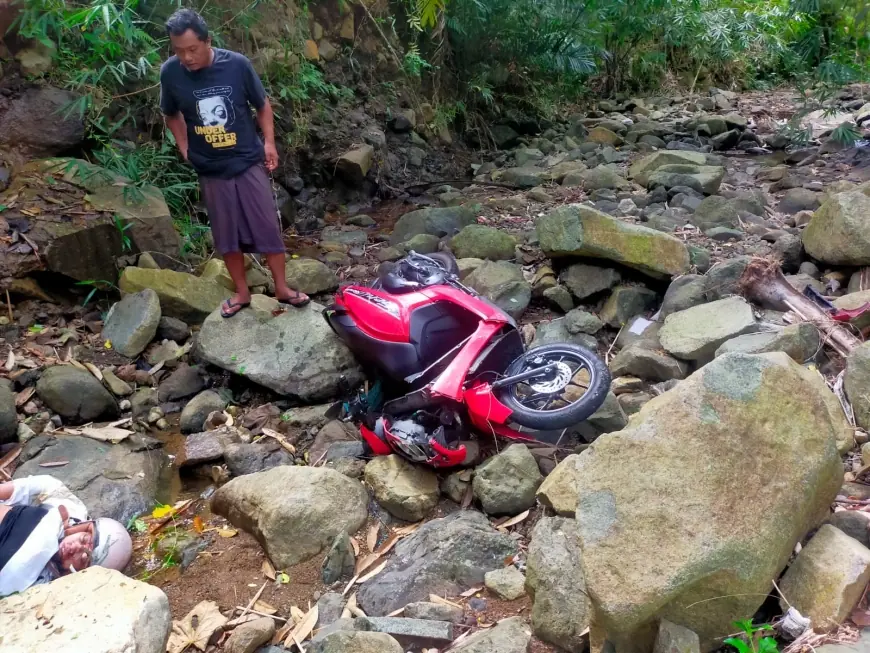 Rem Blong, Sepeda Motor Terjun ke Jurang di Watulimo Trenggalek, Tiga Orang Luka-luka