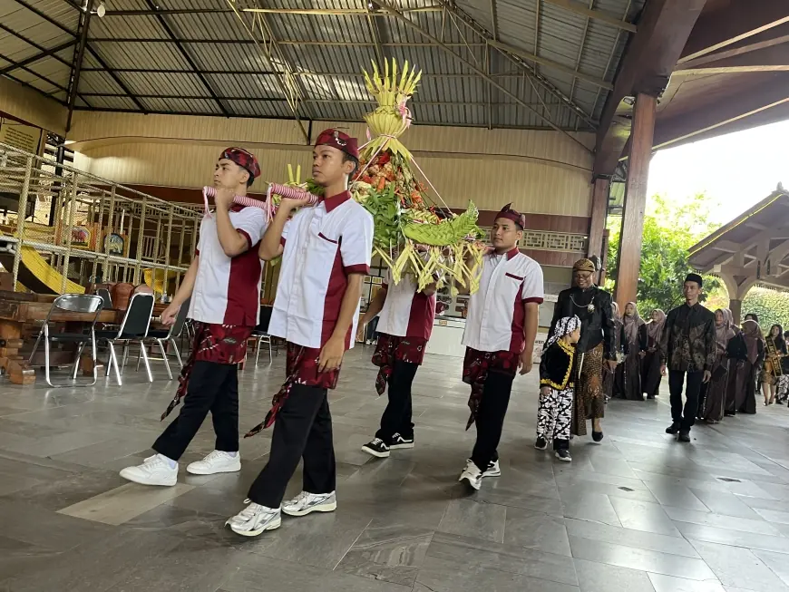 Lestarikan Tradisi Leluhur, Kampung Coklat Blitar Gelar Kirab Tumpeng Ketupat Cokelat