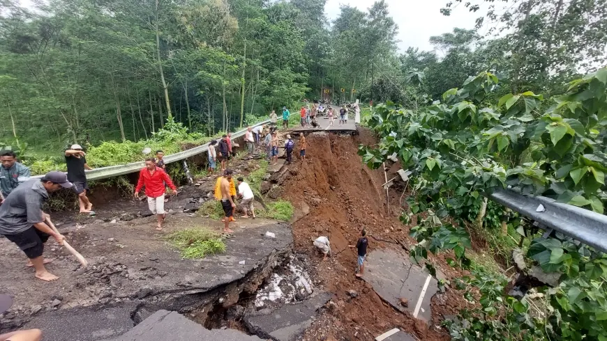 Akses Wisata Air Terjun Madakaripura Probolinggo Terputus Total Akibat Longsor