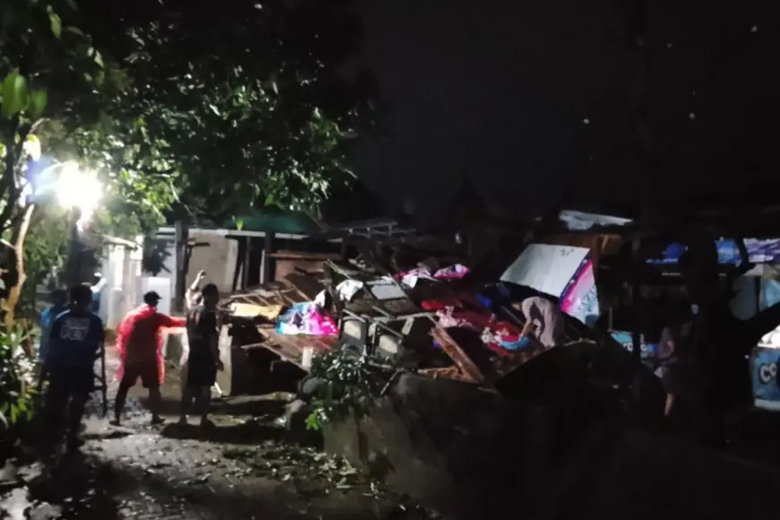 Cuaca Ekstrem, Warung di Kota Kediri Roboh Terhempas Angin Kencang