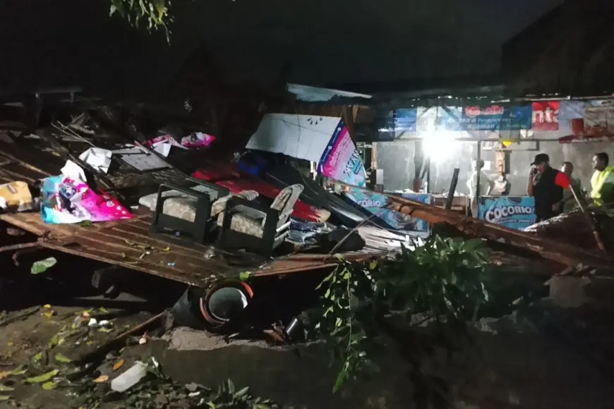 Cuaca Ekstrem, Warung di Kota Kediri Roboh Terhempas Angin Kencang