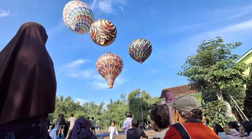 Festival Balon Udara Mini: Langit Desa Notorejo Tulungagung Penuh Warna