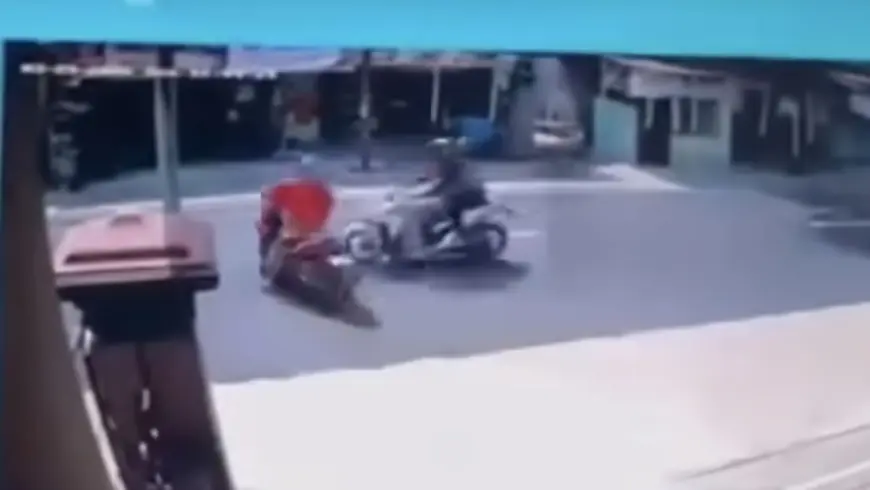 Dua Motor Tabrakan akibat Kurang Waspada saat Menyeberang di Sumbergempol, Satu Orang Meninggal Dunia