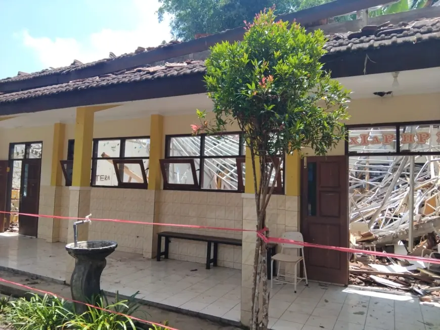 Atap Bangunan SMK Ampelgading Malang Ambruk, Tiga Ruang Kelas Rusak Parah