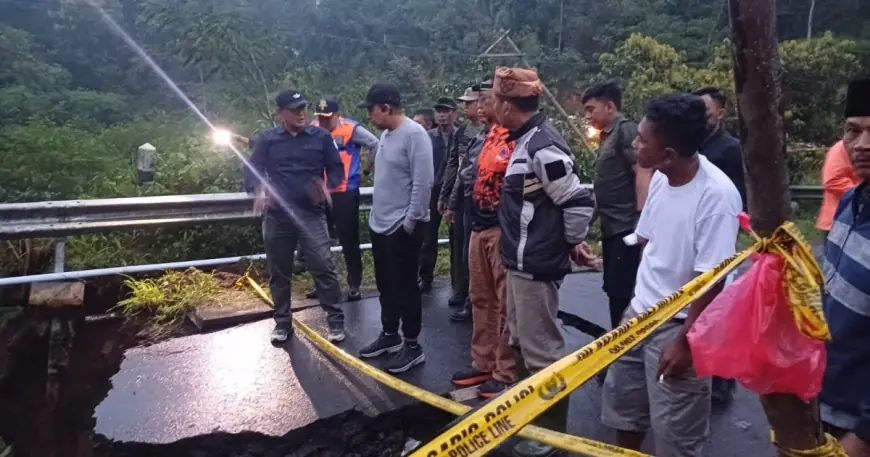Tinjau Jembatan Ambruk di Lumbang, Bupati Probolinggo Prioritaskan Jalur Wisata Madakaripura