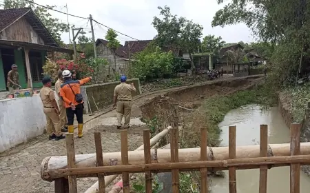 Jalan Ambles Tergerus Luapan Air Sungai di Pojok Klitih Jombang