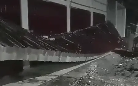 Kanopi Gedung KDKMP di Trucuk Bojonegoro Ambruk