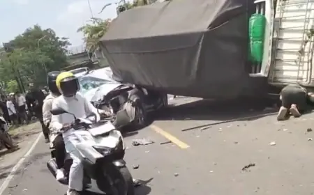 SUV Hantam Truk di Kalitidu Bojonegoro, Satu Penumpang Terjepit dalam Kabin Ringsek