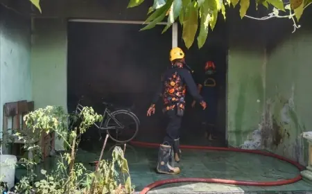 Korsleting Listrik Picu Kebakaran Rumah di Sukorejo Bojonegoro, Pemilik Alami Luka Bakar