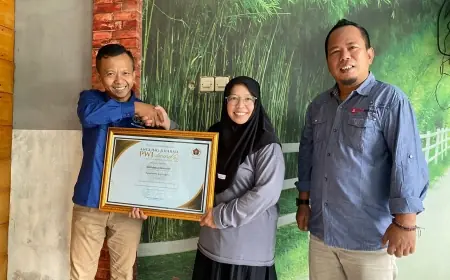 Ketua APPA Bojonegoro Terima Penghargaan PWI, Dedikasi Lindungi Perempuan dan Anak Diapresiasi