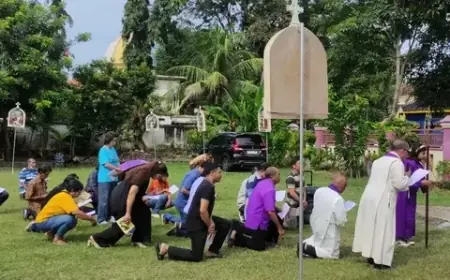 Umat Katolik di Lamongan Jalani Ibadah Jalan Salib dengan Khidmat