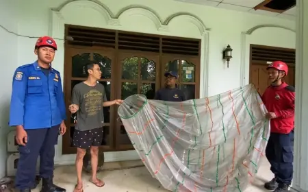 Damkar Tulungagung Evakuasi Balon Udara Berpetasan yang Menyangkut di Kabel dan Atap Rumah Warga
