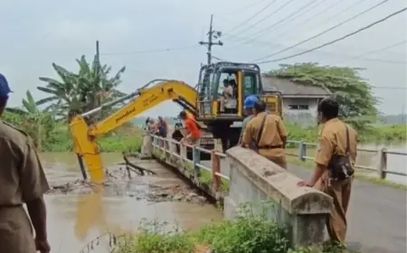 Dinas PUPR Jombang Evakuasi Sampah Penyebab Banjir, Terjunkan Excavator Pindad PC 140
